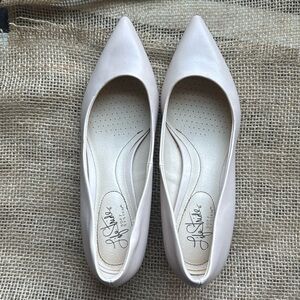 Life stride toe pumps color-cream is size -8M